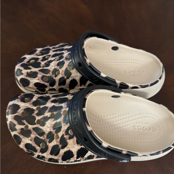 Women’s Size 8 Leopard Print CROCS - Picture 5 of 14